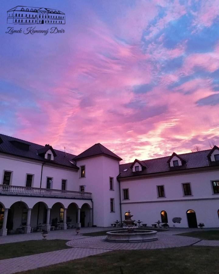 Zamek Kamenny Dvur Hotel Kynsperk nad Ohri Exterior photo